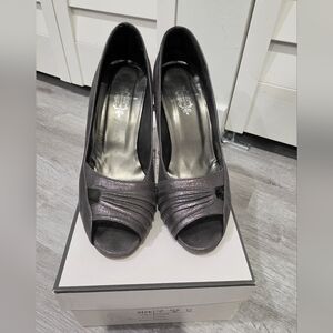 Lulu Guinness Patsy Open Toe Heels in Pewter Gray Metallic Sz. 10